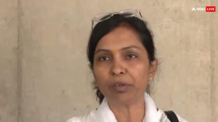 CAA Rules in India rolls out Dimple Varandani Ahmedabad says Not merely girls Hindu students also facing pain and problem in Pakistan CAA Rules: पाक‍िस्‍तान से आईं ड‍िंपल वरंदानी ने सुनाई ह‍िंदुओं की दर्दनाक दास्‍तां, कहा- 'लड़कि‍यां ही नहीं, लड़कों का भी बुरा हाल'