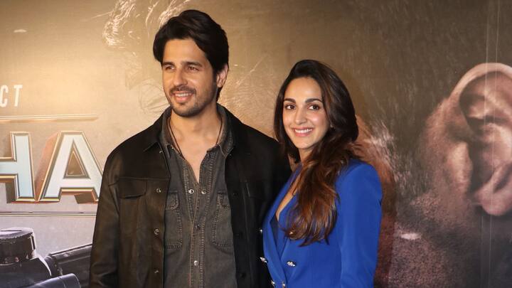 আগামীকাল মুক্তির আগে স্ত্রী কিয়ারা আডবাণীর সঙ্গে প্রিমিয়ারে দেখা গেল সিদ্ধার্থকে। নীল পোশাকে কিয়ারাকে দেখা গেল।