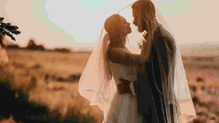 शादी एक बार ही होती है जिस वजह से लोग अक्सर इस पल को खास और यादगार बनाने के लिए कुछ स्पेशल करने की सोचते हैं. ऐसा ही एक ब्रिटिश कपल काफी ज्यादा चर्चे में है जिसने शादी करने के लिए ऐसी जगह चुनी जो बिल्कुल भी आम नहीं थी.