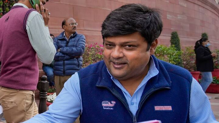 ज्योतिरादित्य सिंधिया के फुफेरे भाई दुष्यंत सिंह का संबंध भी सिंधिया राजघराने से है. 2019 लोकसभा चुनाव के दौरान उन्होंने चुनाव आयोग को दिए हलफनामे में अपनी संपत्ति 37 करोड़ रुपये से ज्यादा की बताई थी.