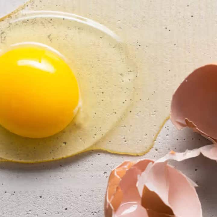 ਕੱਚਾ ਆਂਡਾ ਵਿਟਾਮਿਨਾਂ ਦਾ ਖਜ਼ਾਨਾ ਹੈ। ਇਸ 'ਚ ਵਿਟਾਮਿਨ ਬੀ-12 ਭਰਪੂਰ ਮਾਤਰਾ 'ਚ ਮੌਜੂਦ ਹੁੰਦਾ ਹੈ।ਕੱਚਾ ਆਂਡਾ ਖਾਣ ਨਾਲ ਅਨੀਮੀਆ ਦੀ ਸਮੱਸਿਆ ਦੂਰ ਹੁੰਦੀ ਹੈ ਅਤੇ ਦਿਮਾਗ ਵੀ ਤੇਜ਼ ਹੁੰਦਾ ਹੈ।