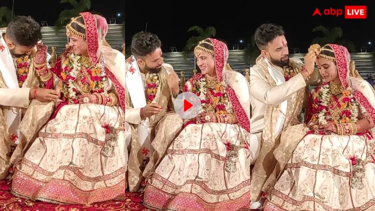 In the viral video, the bride can be seen applying vermillion on the groom head trending Video: दुल्हन ने भरी दूल्हे की मांग तो सोशल मीडिया पर हुआ बवाल, भड़के लोग बोले- 'भाई लहंगा भी...'