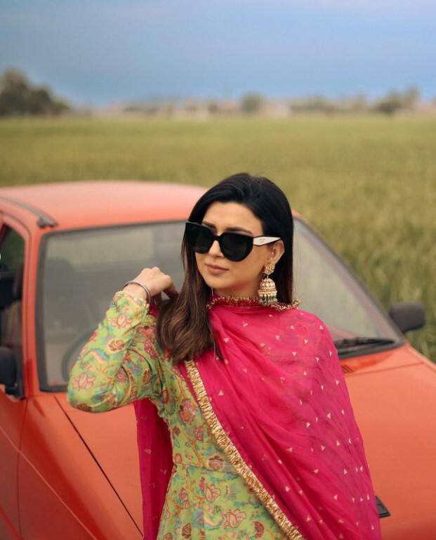 ਇਨ੍ਹਾਂ ਤਸਵੀਰਾਂ ਨੇ ਪ੍ਰਸ਼ੰਸਕਾਂ ਦਾ ਧਿਆਨ ਆਪਣੇ ਵੱਲ ਖਿੱਚਿਆ ਹੈ। ਦਰਅਸਲ, ਤਸਵੀਰਾਂ ਵਿੱਚ ਨਿੰਮੋ ਆਪਣੇ ਸਾਦਗੀ ਭਰੇ ਅੰਦਾਜ਼ ਵਿੱਚ ਵਿਖਾਈ ਦੇ ਰਹੀ ਹੈ।