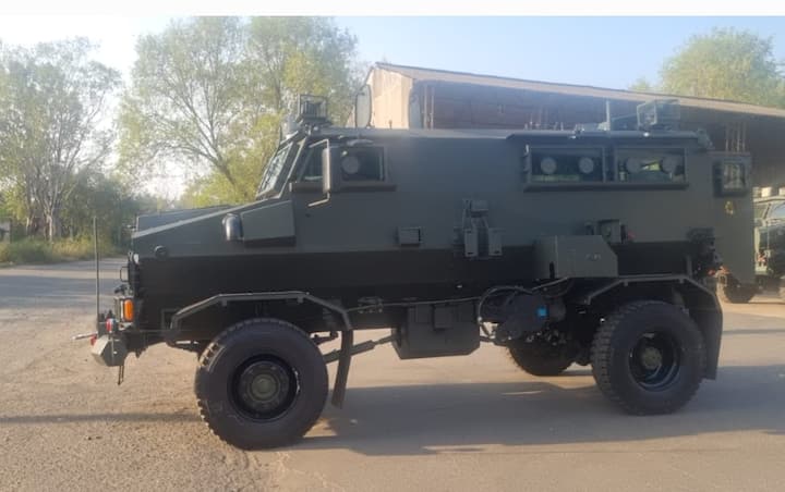 Jabalpur Vehicle Factory: जबलपुर की व्हीकल फैक्ट्री (Vehicle Factory Jabalpur) ने भारतीय सेना (Indian Army) के लिए एक ऐसा अपग्रेडेड माइंस प्रोटेक्ट व्हीकल (MPV) बनाया है, जो ना केवल सैनिकों की रक्षा करेगा बल्कि दुश्मनों के हमले का मुंहतोड़ जवाब देने में मददगार साबित होगा. भारतीय सेना ने व्हीकल फैक्ट्री जबलपुर को 300 अपग्रेडेड एमपीवी बनाने का आर्डर दिया है. इतना ही नहीं कई अन्य देशों ने भी इस मेक इन इंडिया (Make in India) एमपीवी को खरीदने में रुचि दिखाई है.