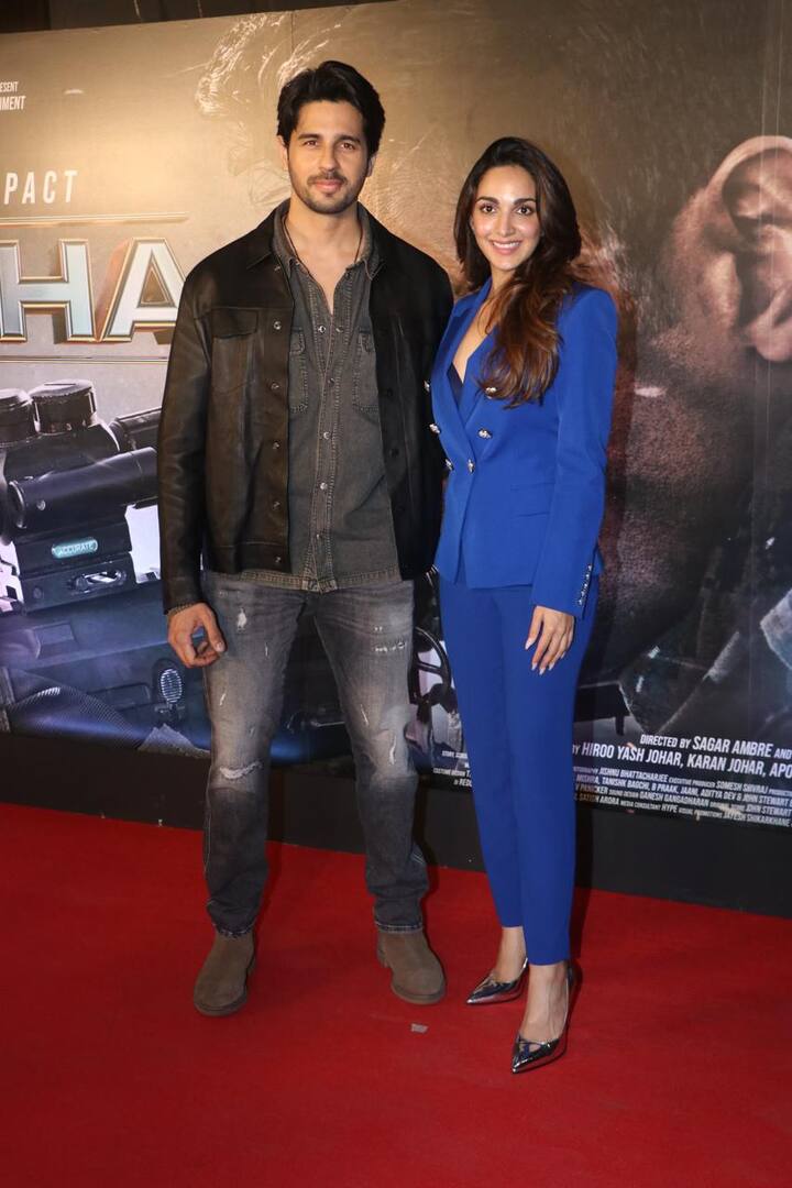 Sidharth Malhotra poses with wife Kiara Advani as they arrive for the screening.