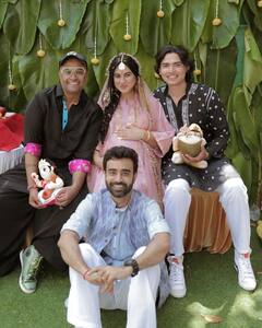 गोदभराई में पिंक सूट के साथ ओढ़नी पहने बेहद खूबसूरत दिखीं मॉम टू बी प्रिया मलिक...पति के साथ फ्लॉन्ट किया बेबी बंप, देखें तस्वीरें