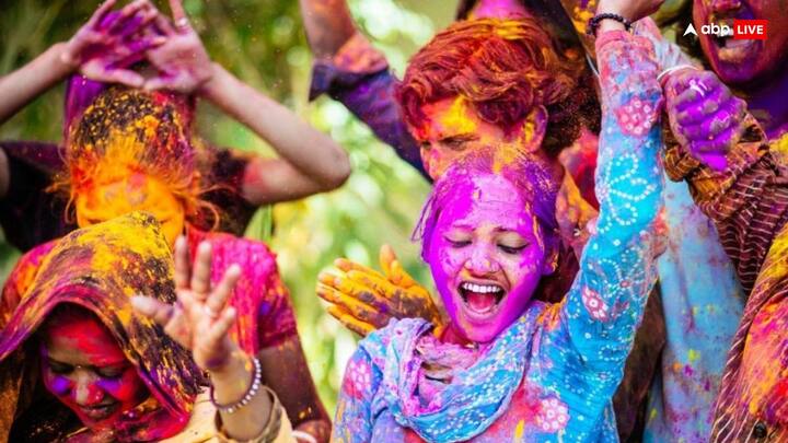 नवविवाहिता होली के दिन काले रंग के कपड़े न पहनें. होलिका दहन और रंगों की होली एक पवित्र त्योहार है. काले रंग के कपड़े नकारात्मक ऊर्जा लाते हैं. जो नई दुल्हन के लिए शुभ नहीं माना गया है.
