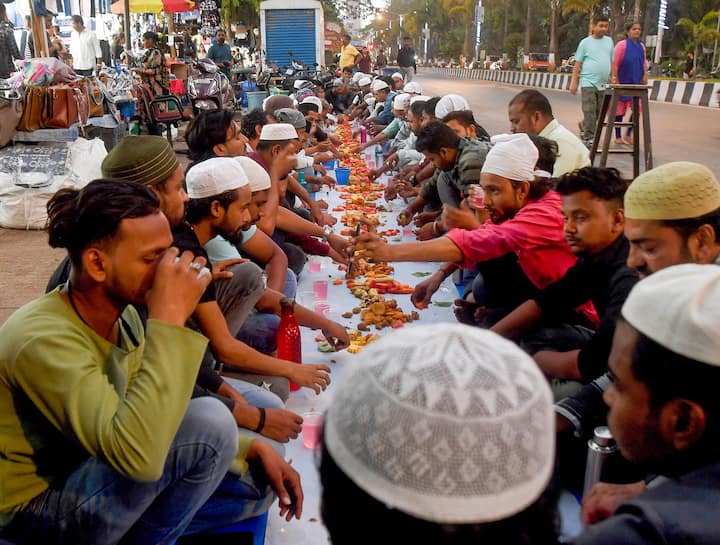 मंत्रालय ने मस्जिद के अंदर मोबाइल फोन के इस्तेमाल या नमाज अदा करने वाले इमाम और रोजा रखने वालों का वीडियो बनाने पर भी प्रतिबंध लगाने के आदेश जारी किए. रमजान के पवित्र महीने में दुनियाभर के मुस्लिम इफ्तार के लिए अलग-अलग तरह के पकवान बनाते हैं.