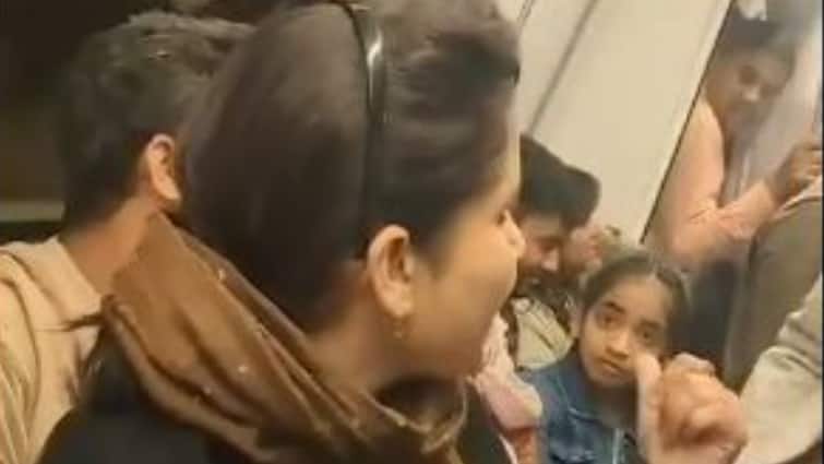 Delhi Metro Viral Video Woman Fight With Boy For Seat Watch Delhi Metro: दिल्ली मेट्रो में सीट को लेकर झगड़ा, शख्स की गोद में बैठी महिला! बोली- 'हम भी बेशर्म...'