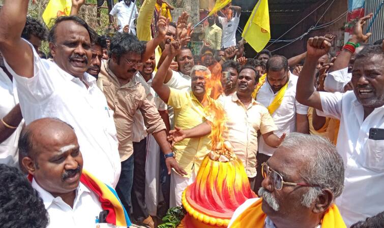 Tiruvannamalai nwes pmk members Agni Kalasam was installed at the Naidumangalam joint road junction after a series of protests - TNN PMK: பேரணியாக வந்த 1000 பாமகவினர்.. பலகட்ட போராட்டத்துக்கு பிறகு நிறுவப்பட்ட அக்னி கலசம்