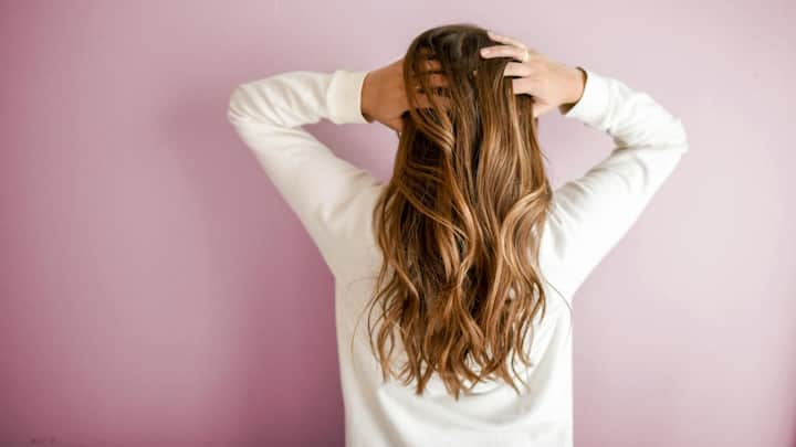 Hair Care Tips: শুধুমাত্র চুলের পরিচর্যা এবং যত্ন করলেই হবে না মাথার তালু অর্থাৎ স্ক্যাল্পেরও যত্ন নিতে হবে। তাহলেই হেয়ার ফলিকলগুলির মুখ উন্মুক্ত হবে এবং চুল সঠিক ভাবে বৃদ্ধি ভাবে।