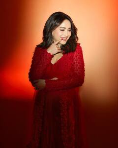 Madhuri Dixit Photo: રેડ આઉટફીટમાં માધુરી દીક્ષિતે બતાવી કાતિલ અદા, તસવીરોએ મચાવ્યો હંગામો