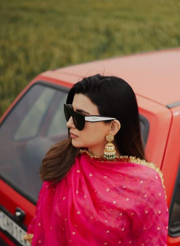 ਨਿਮਰਤ ਦੀਆਂ ਤਸਵੀਰਾਂ ਉੱਪਰ ਕਮੈਂਟ ਕਰਦੇ ਹੋਏ ਇੱਕ ਯੂਜ਼ਰ ਨੇ ਲਿਖਿਆ, ਨਿੰਮੋ ਦੀ ਲਾਲ ਮਰੂਤੀ ਨੇ ਚੱਕਾ ਜਾਮ ਕਰਤਾ।