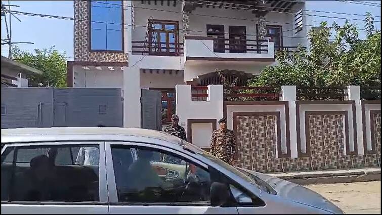 UP NEWS ED raids the house of former cabinet minister Gayatri Prajapati पूर्व कैबिनेट मंत्री गायत्री प्रजापति के घर छापा, घर के बाहर पुलिस, महिला मित्र के घर भी पहुंची फोर्स