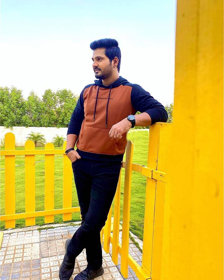 సీరియల్స్‌లో నటిస్తూనే సినిమాల్లోనూ అదృష్టం పరీక్షించుకున్నాడు. చిన్నదాన నీకోసం, కీచక, సరైనోడు సినిమాల్లో నటించాడు.