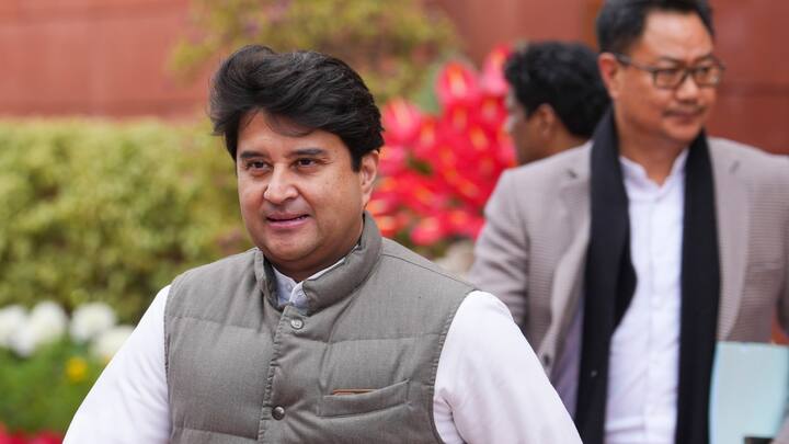 सिंधिया राजघराने के राजकुमार ज्योतिरादित्य सिंधिया को बीजेपी ने मध्य प्रदेश की गुना सीट से टिकट दिया है. 2019 लोकसभा चुनाव के दौरान उन्होंने चुनाव आयोग को दिए हलफनामे में बताया था कि उनके पास 375 करोड़ रुपये की संपत्ति है.
