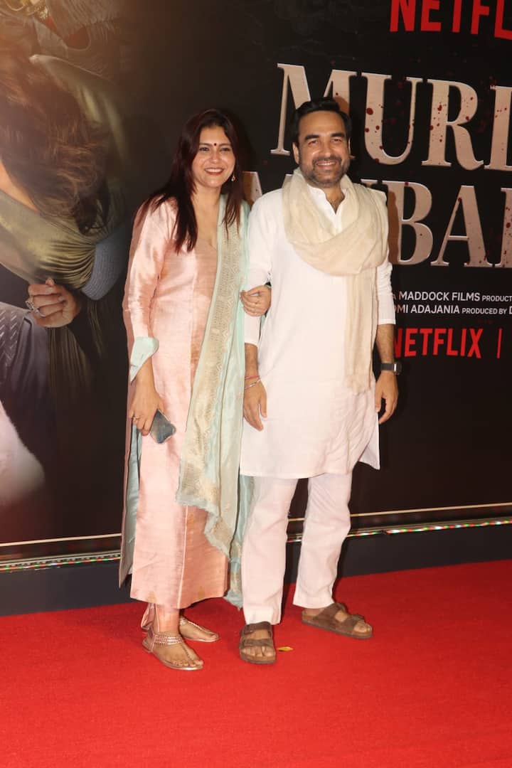 यहां वह अकेले नहीं बल्कि अपनी पत्नी के साथ पहुंचे थे. दोनों ने पैपराजी के सामने पोज भी दिए.