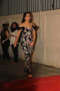 Murder Mubarak Screening: फ्लोरल बॉडीकोन ड्रेस में सारा का दिखा दिलकश अंदाज...रेड कार्पेट पर विजय वर्मा संग जमकर दिए पोज