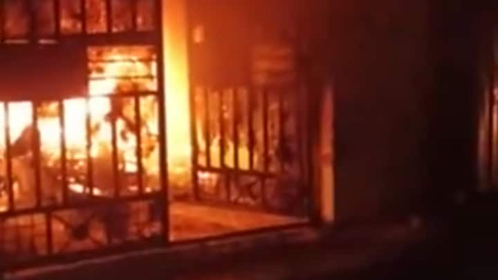 East Delhi massive fire broke out in a house in Shahdara create panic  Delhi Fire: शाहदरा के चार मंजिला मकान में लगी आग में दो बच्चे, एक महिला समेत चार की मौत, पांच गंभीर रूप से घायल