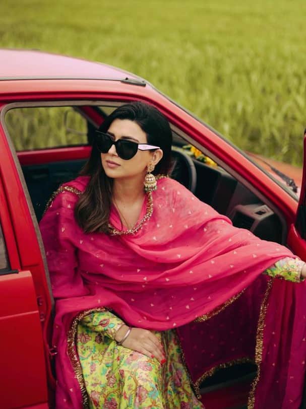 ਇਸ ਤੋਂ ਇਲਾਵਾ ਇੱਕ ਹੋਰ ਯੂਜ਼ਰ ਨੇ ਕਮੈਂਟ ਕਰ ਲਿਖਿਆ, ਨਿੰਮੋ ਲੈਂਦੀ ਸਾਡੀ ਮਰੂਤੀ ਚਲਾ... ਇਸ ਤੋਂ ਇਲਾਵਾ ਗਾਇਕਾ ਦਾ ਸਾਦਗੀ ਭਰਿਆ ਅੰਦਾਜ਼ ਪ੍ਰਸ਼ੰਸਕਾਂ ਦਾ ਮਨ ਮੋਹ ਰਿਹਾ ਹੈ।