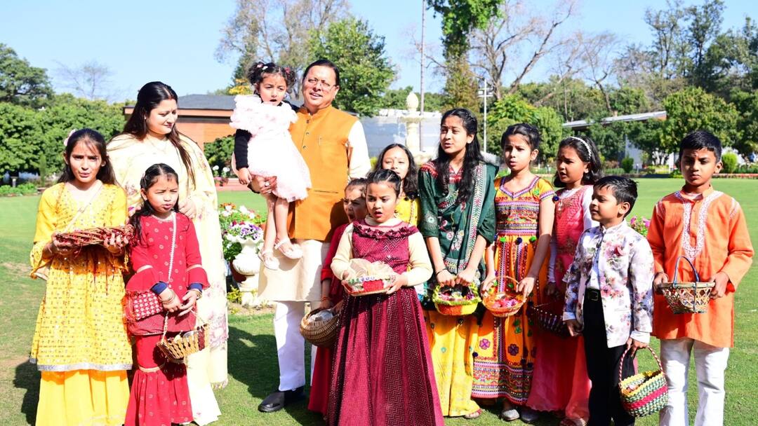 Uttarakhand News Cm Pushkar Singh Dhami celebrated Phool dei in cm house and best wishes given ann Phool Dei 2024: सीएम आवास में मनाया गया उत्तराखंड का लोकपर्व फूल देई,सीएम धामी ने दी शुभकामनाएं, क्यों मनाया जाता है पर्व