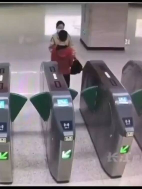 बिना टिकट मेट्रो स्टेशन में घुस गया बच्चा, फिर मां ने जो किया