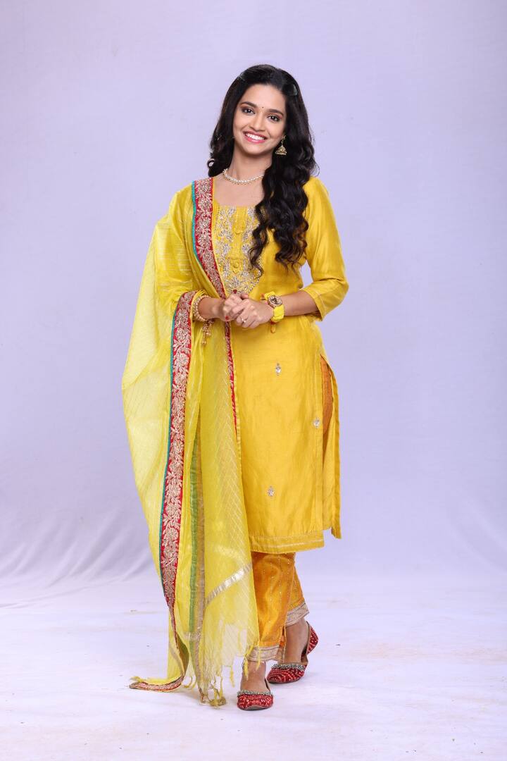 पण त्यांना जेव्हा भेटले तेव्हा कळलं की ते अतिशय साधे  आहेत. आमचं लुक टेस्ट ही छान झालं. लोकांचा प्रतिसाद खूप उत्तम मिळत आहे, म्हणून माझी उत्सुकता अजून वाढली आहे. मला तुम्हाला लीलाच्या प्रोमोचा किस्सा सांगायला अवढेल. लीलाच्या  प्रोमो मध्ये तुम्हाला तिच्या बद्दल खूप  काही गोष्टी कळतील. मी  प्रोमो मध्ये दही हंडी फोडली आहे आणि स्कुटी ही  चालवली आहे.( Image Credit- ZEE )