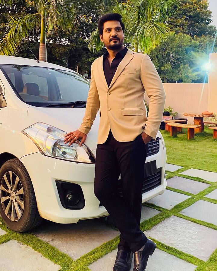 గుంటూరుకి చెందిన సురేష్ బాబు నటనపై ఆసక్తితో డిగ్రీ పూర్తయ్యాక ‘ముత్యాల ముగ్గు’ సీరియల్‌తో స్మాల్ స్క్రీన్ పై  ఎంట్రీ ఇచ్చారు.