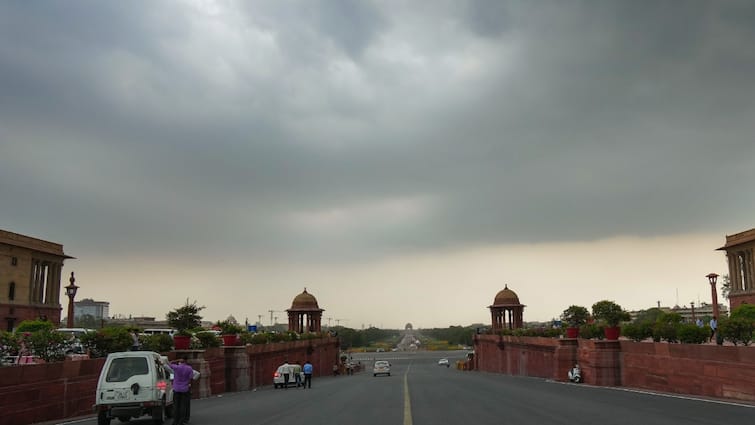 Delhi Weather Update sky remain cloudy till next five days IMD forecast Delhi Weather Update: दिल्ली में अगले पांच दिनों तक आसमान में छाए रहेंगे बादल, जानें- IMD का और क्या है पूर्वानुमान