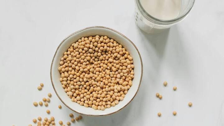 சோயா பாலில் மோனோசாச்சுரேட்டட் மற்றும் பாலிஅன்சாச்சுரேட்டட் கொழுப்பு அமிலங்கள் நிறைந்துள்ளன.