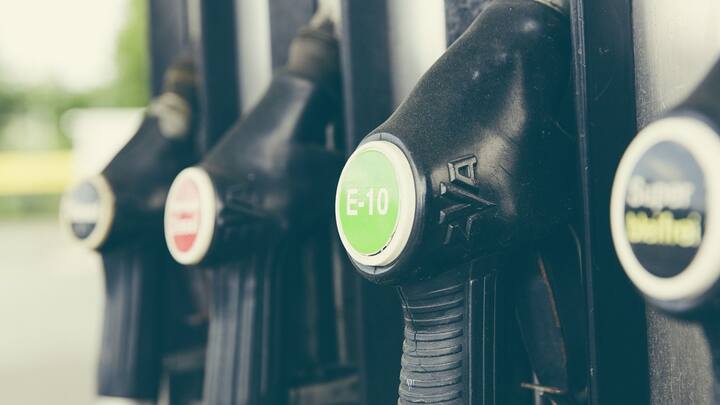 শুক্রবার সকাল ৬টা থেকে নয়া দামে জ্বালানি কেনা যাবে বলে জানিয়েছে কেন্দ্র। দাম কমানোর পর দিল্লিতে প্রতি লিটার পেট্রোলের দাম কমে ৯৬.৭২ থেকে কমে ৯৪.৭২ টাকা হল। কলকাতায় দাম ১০৬.৩ টাকা থেকে কমে ১০৩.৯৪ টাকা হল। ছবি: পিক্সাবে।