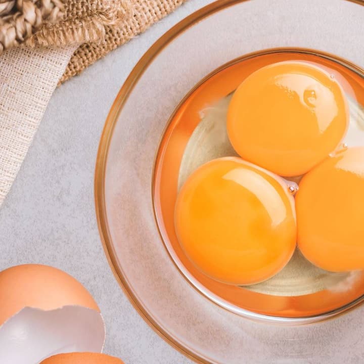 ਆਂਡੇ ਨੂੰ ਪਕਾਏ ਬਿਨਾਂ ਖਾਣ ਨਾਲ ਇਨ੍ਹਾਂ 'ਚ ਮੌਜੂਦ ਵਿਟਾਮਿਨ, ਓਮੇਗਾ 3, ਜ਼ਿੰਕ, ਪ੍ਰੋਟੀਨ ਅਤੇ ਹੋਰ ਪੋਸ਼ਕ ਤੱਤ ਨਸ਼ਟ ਨਹੀਂ ਹੁੰਦੇ, ਜੋ ਅਕਸਰ ਪਕਾਉਣ ਦੌਰਾਨ ਨਸ਼ਟ ਹੋ ਜਾਂਦੇ ਹਨ।