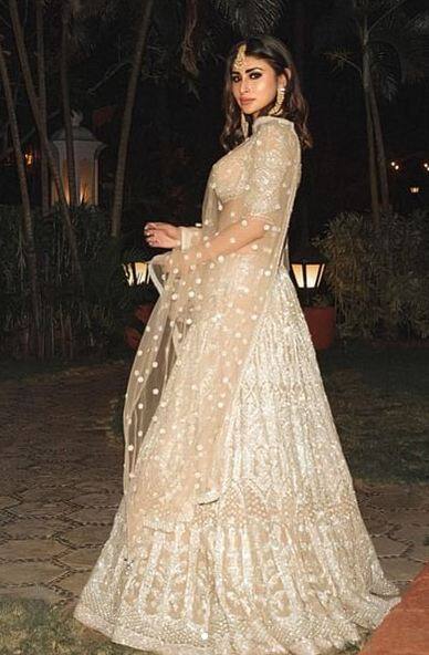 ਲੇਟੈਸਟ ਫੋਟੋਸ਼ੂਟ 'ਚ ਮੌਨੀ ਰਾਏ ਦਾ ਖੂਬਸੂਰਤ ਲੁੱਕ ਦੇਖ ਕੇ ਪ੍ਰਸ਼ੰਸਕਾਂ ਦਾ ਦਿਲ ਹਾਰ ਗਿਆ ਹੈ। ਮੌਨੀ ਅਕਸਰ ਆਪਣੇ ਲੁੱਕ ਕਾਰਨ ਸੁਰਖੀਆਂ 'ਚ ਬਣੀ ਰਹਿੰਦੀ ਹੈ।