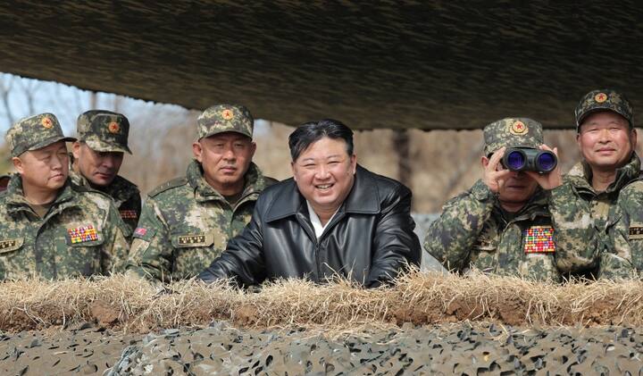 केसीएनए द्वारा प्रकाशित खबर के मुताबिक नए प्रकार के मुख्य युद्धक टैंक ने बुधवार को अपने पहले प्रदर्शन में अपनी मारक क्षमता का सफलतापूर्वक प्रदर्शन किया. इस सफलता पर किम जोंग ने संतुष्टि जताई.