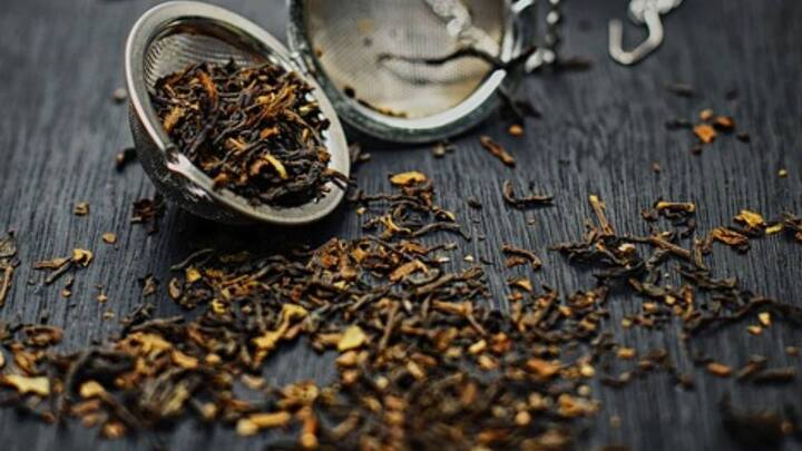 चायपत्ती को आप खाद्य के रूप में इस्तेमाल कर सकते हैं. एक डिब्बा ले लीजिए और उसमें छनी हुई चायपत्ती को स्टोर कीजिए. जब काफी जमा हो जाए तो उसे मिट्टी में मिलाकर आप पेड़-पौधों में डाल सकते हैं. इससे पौधा हरा-भरा हो जाएगा.