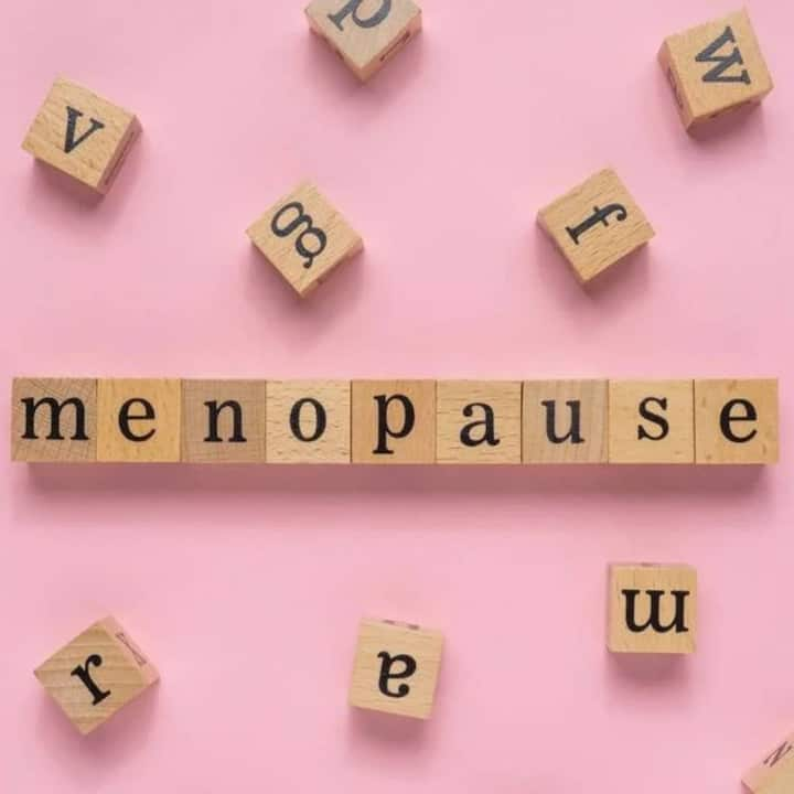 Menopause ਮਾਹਵਾਰੀ ਚੱਕਰ ਦੇ ਅੰਤ ਨੂੰ ਦਰਸਾਉਂਦਾ ਹੈ। ਇਹ ਆਮ ਤੌਰ 'ਤੇ 50 ਸਾਲ ਦੀ ਉਮਰ ਦੇ ਆਲੇ-ਦੁਆਲੇ ਵਾਪਰਦਾ ਹੈ। ਇਹ ਇੱਕ ਕੁਦਰਤੀ ਪ੍ਰਕਿਰਿਆ ਹੈ ਜਿਸ ਵਿੱਚ ਸਰੀਰਕ ਅਤੇ ਭਾਵਨਾਤਮਕ ਲੱਛਣ ਦੋਵੇਂ ਹੋ ਸਕਦੇ ਹਨ।