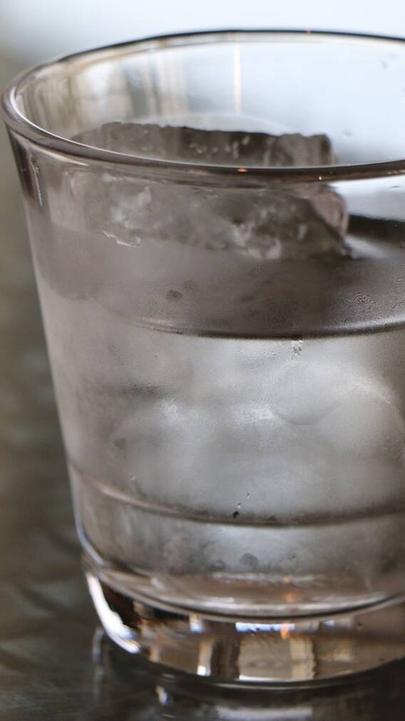 মেক আপের আগে কেন বরফ-জলে মুখ ডুবিয়ে রাখবেন?