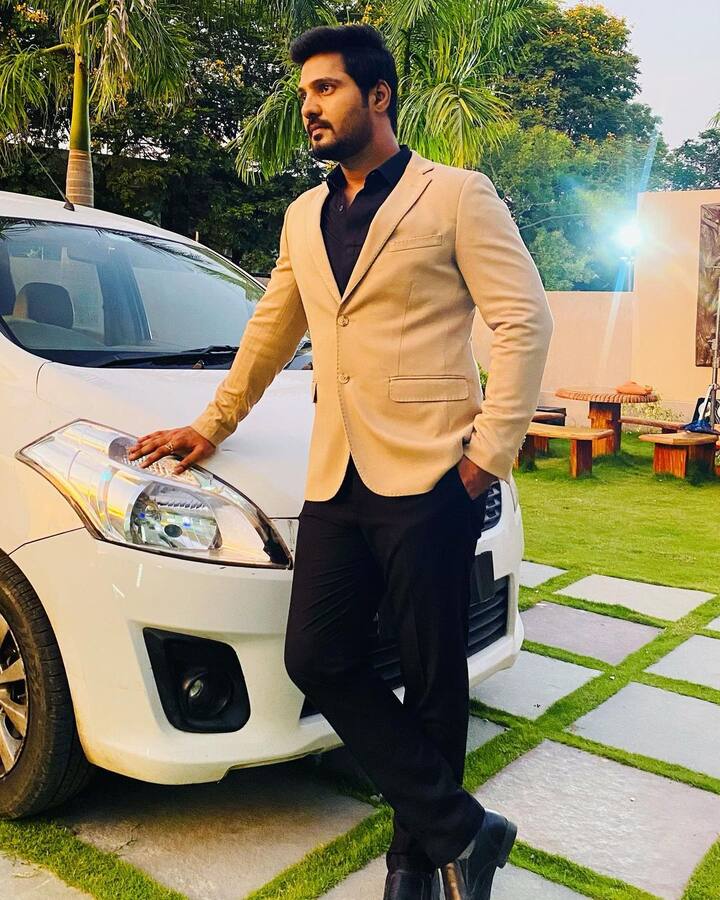 ముత్యాల ముగ్గు తర్వాత ఆడదే ఆధారం సీరియల్‌లో పోలీస్ ఆఫీసర్‌గానూ మెప్పించాడు