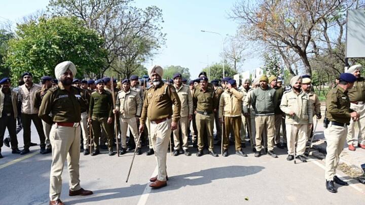 Punjab: Gurdaspur Jail Inmates Engage In Clash, SHO Among Four Cops Injured Punjab: Gurdaspur Jail Inmates Engage In Clash, SHO Among Four Cops Injured