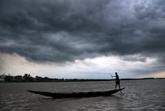 Weather Today: বজ্রগর্ভ মেঘে ঢাকছে আকাশ, ঝড়-বৃষ্টির পূর্বাভাস জারি জেলায় জেলায়