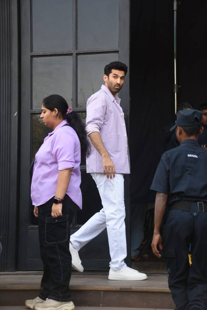 लेकिन इस स्टूडियो में अनन्या अकेली नहीं पहुंची बल्कि उनके साथ रूमर्ड बॉयफ्रेंड आदित्य रॉय कपूर भी नजर आए.