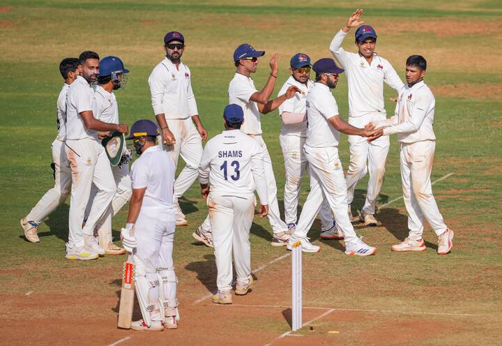 अजिंक्य रहाणेच्या (Ajinkya Rahane) मुंबई संघानं चषकावर नाव कोरलं.