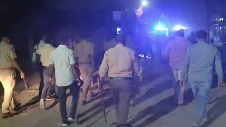 Vadodara: Three injured in clashes between 2 groups in Ekta Nagar, Ajwa, Vadodara Vadodara: વડોદરાના એકતાનગરમાં આરતી અને અઝાન એક સમયે થતાં બે જૂથ વચ્ચે અથડામણ, ત્રણ ઇજાગ્રસ્ત