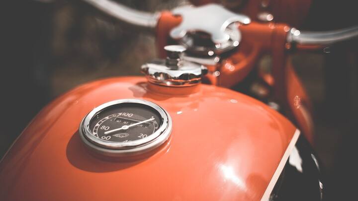 কলকাতায় ডিজেলের দাম কমে ৯২.৭৬ টাকা থেকে ৯০.৭৬ টাকা হল। চেন্নাইয়ে ডিজেলের দাম কমে ৯৪.২৪ থেকে ৯২.৩৪ টাকা হল দাম পাল্টানোর পর। ছবি: পিক্সাবে।