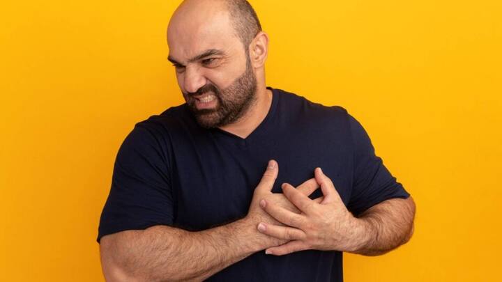 जब किसी व्यक्ति का कोलेस्ट्रॉल हाई हो जाता है तो ट्राइग्लिसराइड्स का खतरा भी बढ़ जाता है. यह हार्ट की बीमारी का सीधा संकेत होता है. मोटापे की वजह से कुछ लोगों को नींद न आने की समस्या होती है. इसे मेडिकल की भाषा में स्लिप एपनिया कहा जाता है.