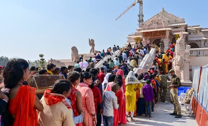 भक्तों की सुविधा का विशेष ध्यान रखा जा रहा है. अयोध्या आने के बाद भक्त रामलला का दर्शन कर भाव विभोर हो रहे हैं.