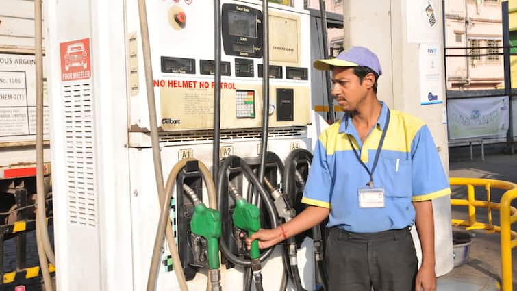 Petrol-Diesel Price In Gujarat: Petrol-Diesel prices reduced in Gujarat, know- how much is the price of one liter oil today? પેટ્રોલ-ડીઝલના ભાવમાં ઘટાડા બાદ ગુજરાતમાં કેટલો છે ભાવ, આ નંબર પર મેસેજ મોકલીને જાણો ભાવ