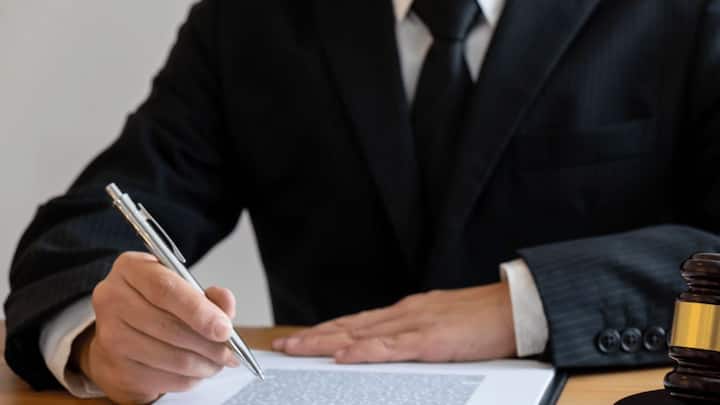 अगर कोई किराएदार ऐसा करता है. तो फिर आपको कानूनी सहायता लेने की जरूरत होती है. इसके लिए आप किसी वकील से मिल सकते हैं.