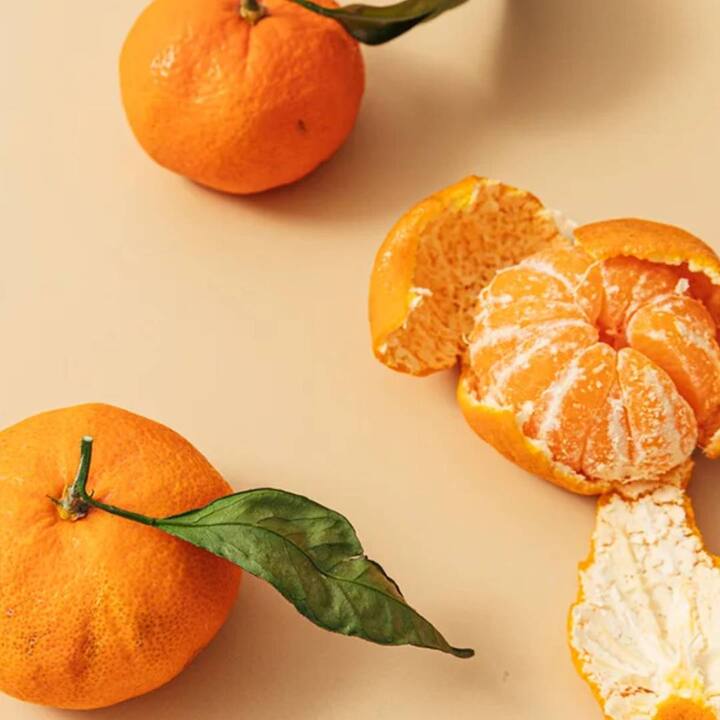 ਸੰਤਰਾ ਨਾ ਸਿਰਫ ਵਿਟਾਮਿਨ ਸੀ ਦਾ ਇੱਕ ਚੰਗਾ ਸਰੋਤ ਹੈ, ਇਸ ਵਿੱਚ ਵਿਟਾਮਿਨ ਸੀ ਵੀ ਪਾਇਆ ਜਾ ਸਕਦਾ ਹੈ। ਸੰਤਰੇ ਹਾਈਡ੍ਰੇਟ ਵੀ ਹੁੰਦੇ ਹਨ ਅਤੇ ਇਨ੍ਹਾਂ ਨੂੰ ਖਾਣ ਨਾਲ ਮੌਸਮੀ ਸਮੱਸਿਆਵਾਂ ਦੂਰ ਰਹਿੰਦੀਆਂ ਹਨ।