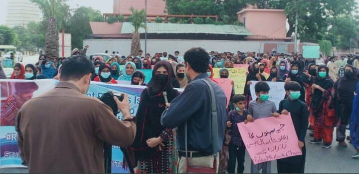 संयुक्त राज्य अमेरिका में, ईसाइयों की आबादी 2010 की तुलना में तीन-चौथाई से घटकर 2050 में दो-तिहाई रह जाएगी. अमेरिका में यहूदी धर्म अब सबसे बड़ा गैर-ईसाई धर्म नहीं रहेगा. अमेरिका में धर्म के आधार पर यहूदी के रूप में पहचान रखने वाले लोगों की तुलना में मुसलमानों की संख्या अधिक होगी.